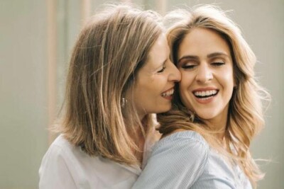 Repórter da Record se casa com produtora da Globo O casal recebeu diversas manifestações de carinho, incluindo de Boninho e Mariana Godoy