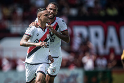 Luiz Fernando comemorando gol e sendo abraçado por Gustavo Coutinho