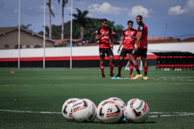 Bola do Campeonato Goiano no CT do Dragão
