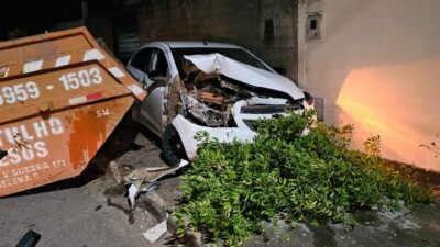 Condutor do veículo fugiu do local após a batida Carro fica destruído após motorista colidir em caçamba de entulho em Catalão