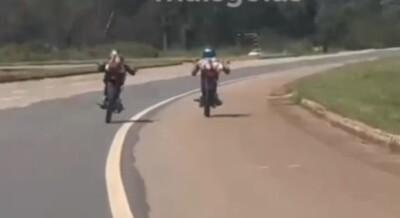 Motociclistas durante manobra conhecida como "superman" (Foto: reprodução/vídeo)