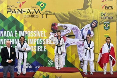 Dangela Guimarães em pódio com medalha de ouro