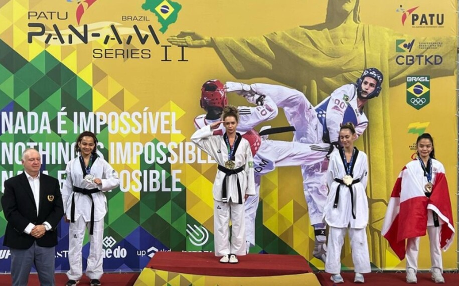 Dangela Guimarães em pódio com medalha de ouro