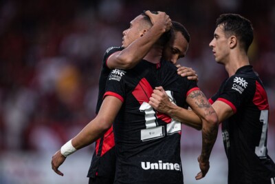 Luiz Fernando comemora gol pelo Atlético Goianiense