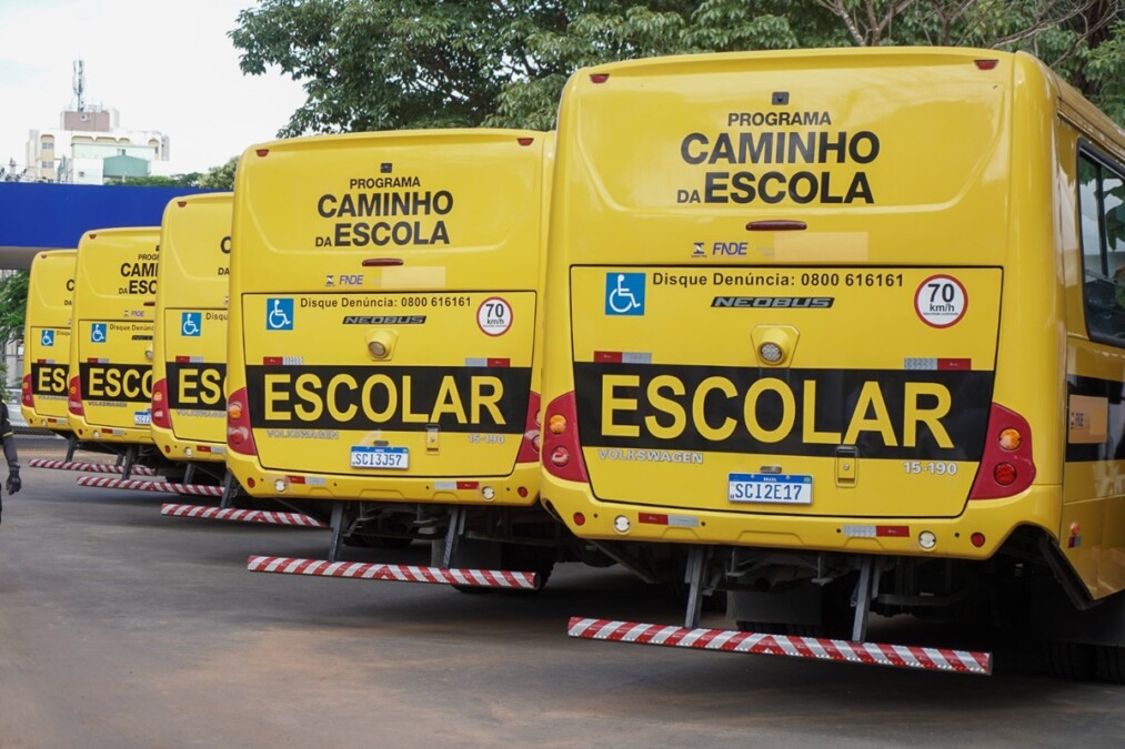 35 municípios goianos recebem ônibus escolares