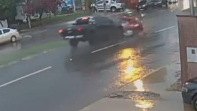 Um novo vídeo mostra o momento em que uma caminhonete atinge em cheio um carro no Setor Goiânia II, na capital goiana