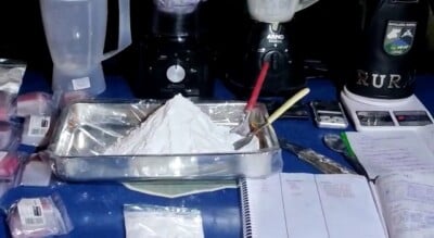 Foram apreendidos cerca de 5 kg do entorpecente Polícia prende traficante e fecha laboratório de refino de cocaína em Goiânia