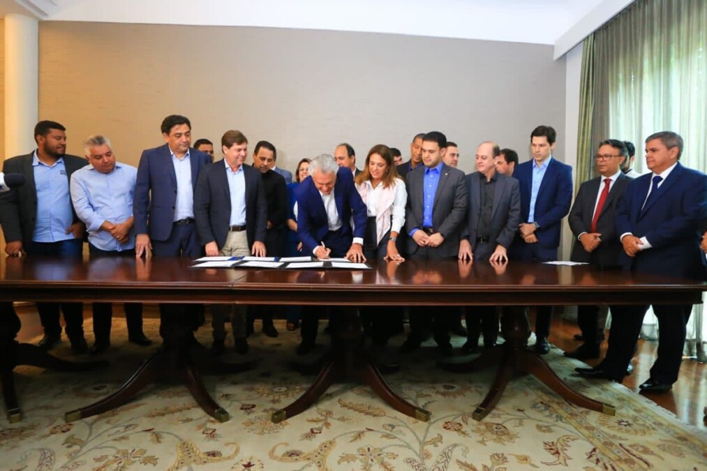 Governador Ronaldo Caiado sanciona leis do Pacote Social