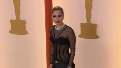 Cantora foi surpreendida enquanto andava Lady Gaga ajuda fotógrafo que caiu no tapete do Oscar 2023; vídeo