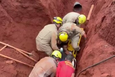 Bombeiros resgatam homem soterrado em obra de Goiânia