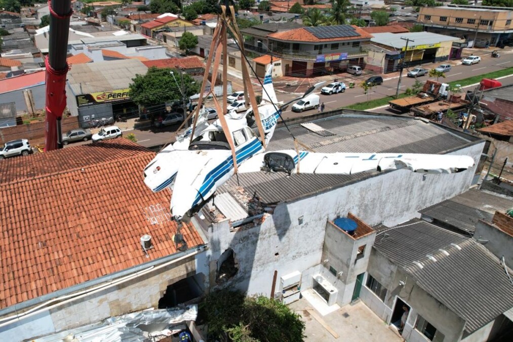 Destroços de avião são retirados do local do acidente, em Goiânia