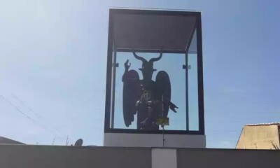 "Eu decidi fazer um tour pela casa do Belzebu", diz Michelly da Cigana Mulher que tem estátua de Baphomet em casa mostra residência; vídeo