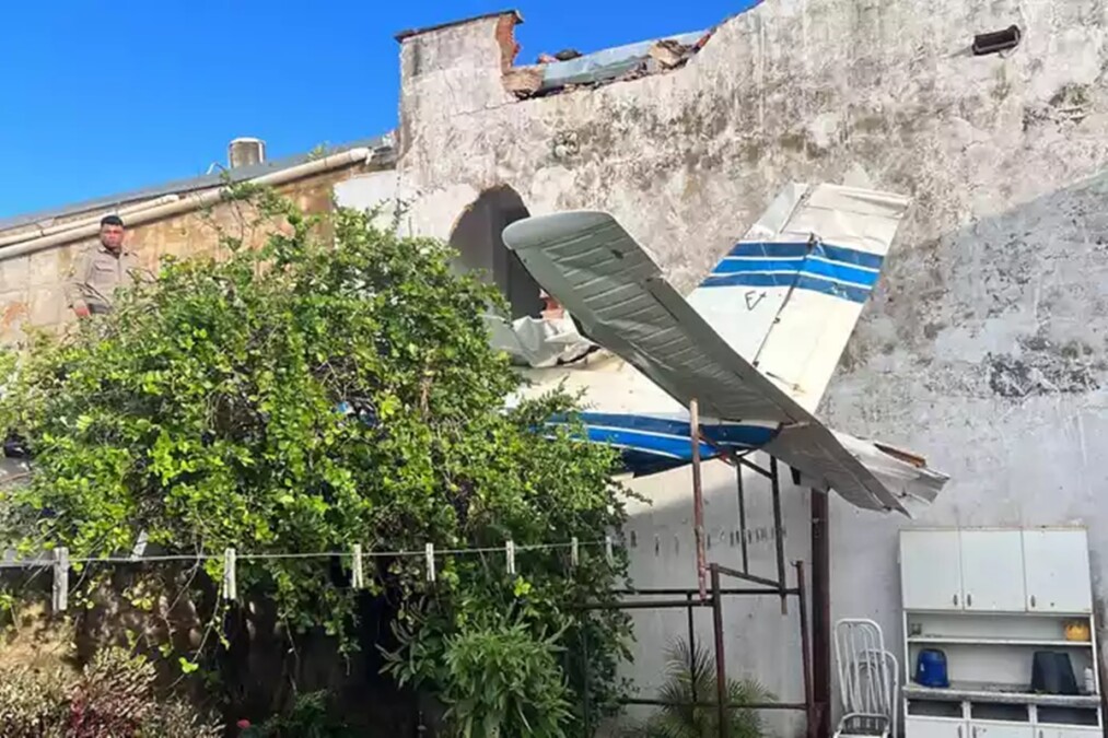 Vítimas fatais de queda de avião em Goiânia são levadas para Minas