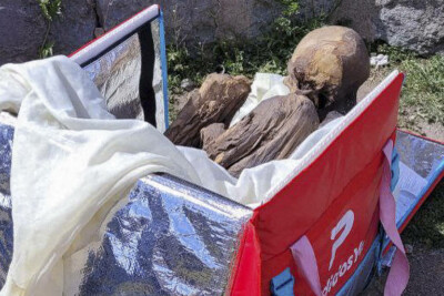 Restos mortais foram encontrados em mochila de delivery 'Era minha namorada espiritual', diz peruano que tinha múmia de 600 anos em casa
