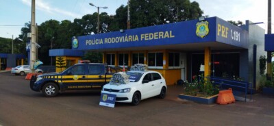 Motorista dirigia de faróis desligados quando foi preso por tráfico (Foto: divulgação/PRF)