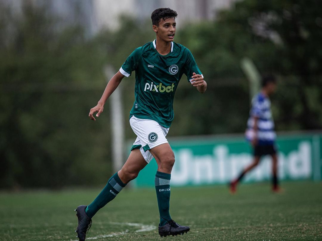 Após Assinar Contrato Profissional Com O Goiás, Zagueiro é Emprestado ...