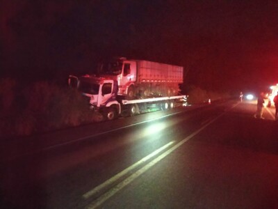 Caminhão contra o qual carro de passeio colidiu levava outro veículo de carga na carroceria (Foto: PRF)