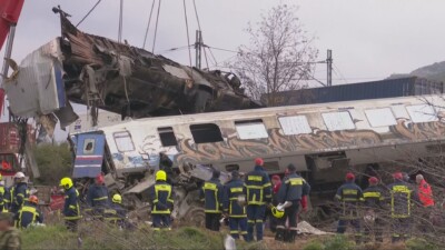 Colisão de trens na Grécia deixa ao menos 36 mortos e 85 feridos Cerca de 350 pessoas estavam nos veículos; bombeiros trabalham