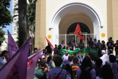 Cerca de mil pessoas participam de ato no Dia Internacional da Mulher em Goiânia e elaboram carta de reivindicações ao governador