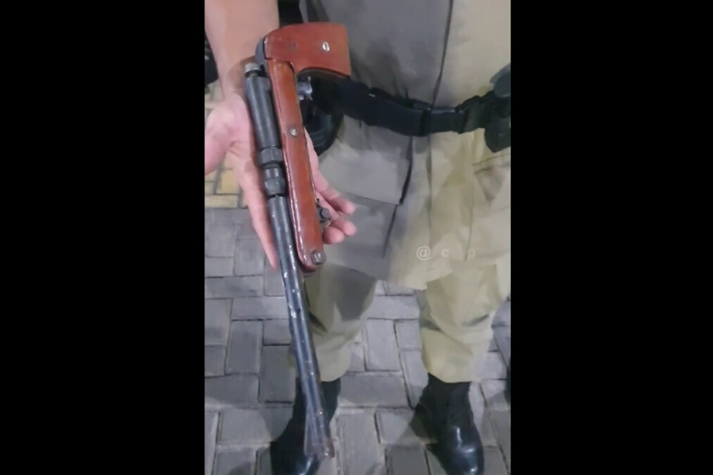PM prende suspeito de ameaçar a esposa com arma de fogo caseira, em Goiânia