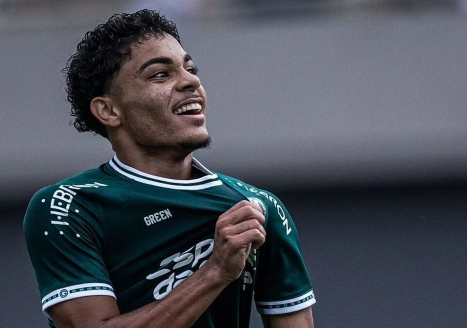 Kauan comemora gol pelo Goiás