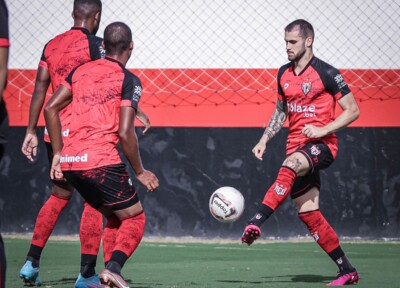 Felipe Vizeu em treinamento no Atlético Goianiense