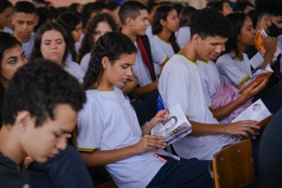 Escolas de Goiânia recebem história em quadrinhos sobre Maria da Penha
