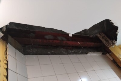 Parte do teto de banheiro da PUC-GO, em Goiânia, desaba