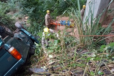 Caminhonete cai de ponte de dez metros na BR-364, em Jataí