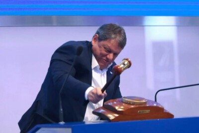 Governador de São Paulo disse que virou tradição Tarcísio dá marteladas e derruba símbolo da B3 durante leilão do Rodoanel; vídeo