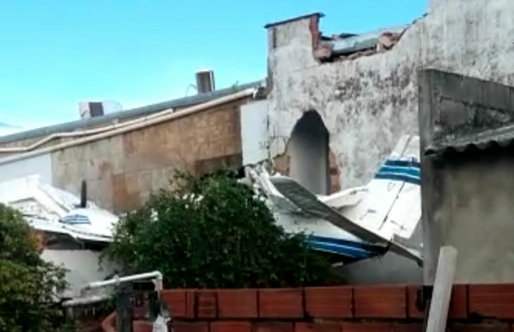 Duas pessoas morrem após queda de avião, em Goiânia