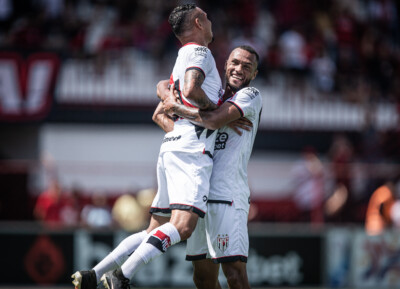 Luiz Fernando e Gustavo Coutinho se abraçando