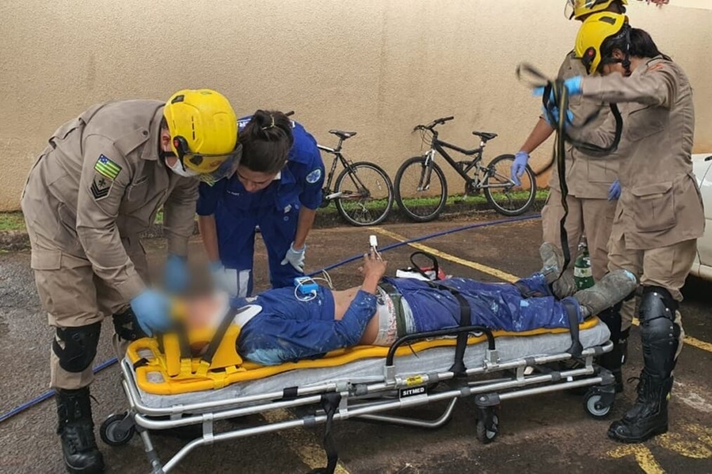 Homem cai em caixa d'água, em Goiânia, fica inconsciente e precisa de oxigênio