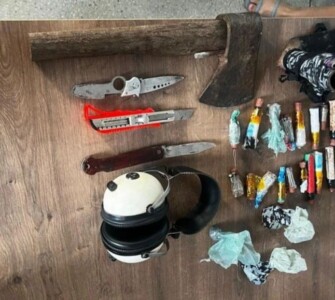 Adolescente esfaqueia colegas de escola em Santa Terezinha de Goiás. Garoto estava armado com machadinha, facas e estilete (Foto: divulgação/PM)