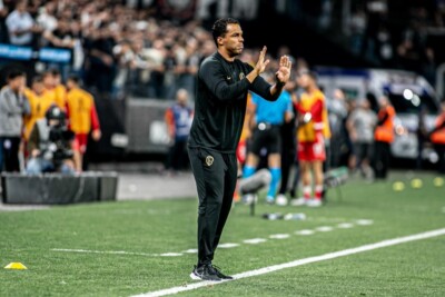 Fernando Lázaro durante partida no Corinthians