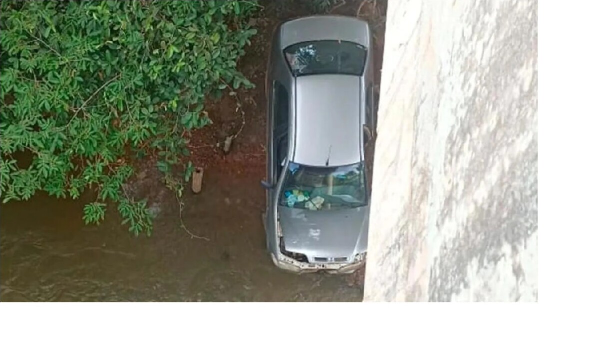 Carro caído em ponte de Cristalina