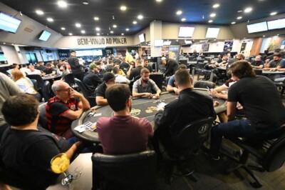 Jogadores durante um jogo de poker