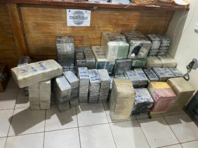 Suspeitos transportavam mais de 600 quilos de cocaína Dupla tenta subornar PM durante maior apreensão de drogas do ano, em Nova Crixás