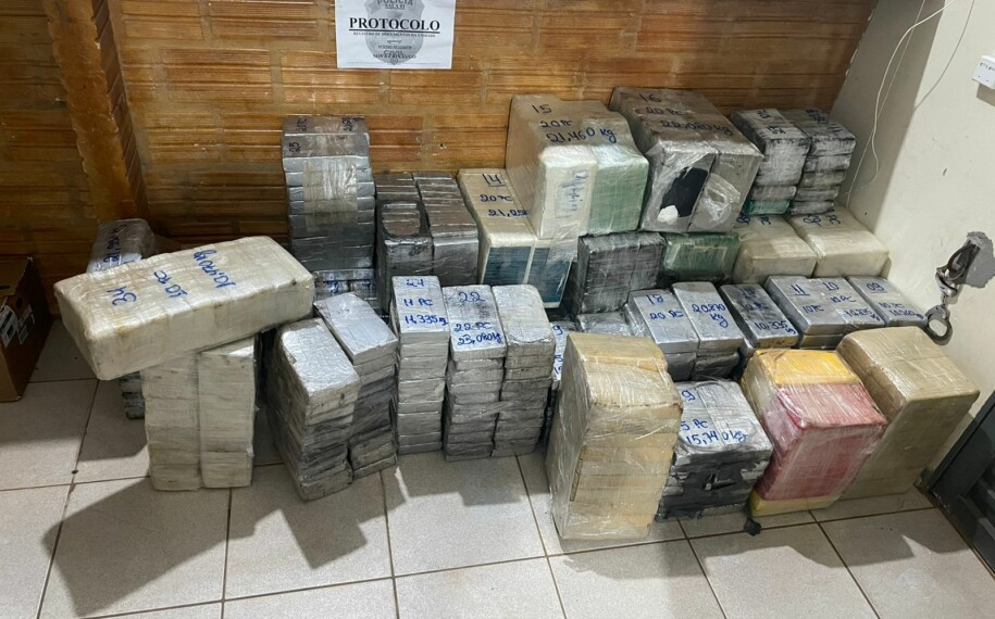 Suspeitos transportavam mais de 600 quilos de cocaína Dupla tenta subornar PM durante maior apreensão de drogas do ano, em Nova Crixás