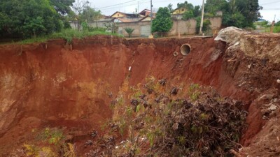 Erosão de 30 metros ameaça engolir casas em Anápolis; moradores aguardam prefeitura há 10 anos