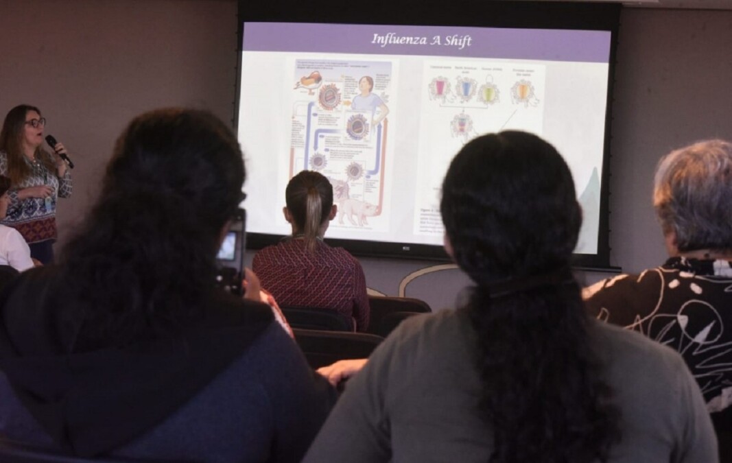 Médicos, enfermeiros e técnicos da Saúde participam da oficina sobre influenza, com Samanta Teixeira Foto: Marco Monteiro)