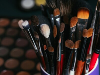 Pincéis de maquiagem acumulam mais bactérias do que privada: como limpar? Pessoas não lava os utensílios após cada uso, que é recomendado