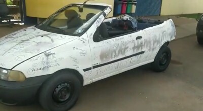 Pálio conversível é apreendido por adulterações irregulares, maconha e contrabando Um aparelho celular roubado também foi encontrado