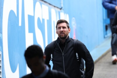 Lionel Messi entrando no estádio do PSG