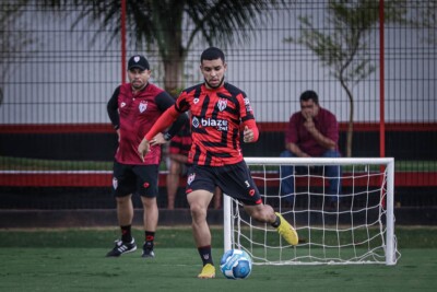 Moraes em treino no Atlético Goianiense