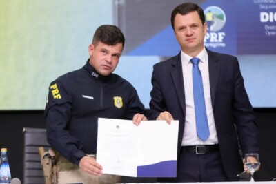 O então diretor-geral da PRF, Silvinei Vasques (à esq.), ao lado do ministro da Justiça do governo Bolsonaro, Anderson Torres, em evento às vésperas do primeiro turno (Foto: Tom Costa/MJS)