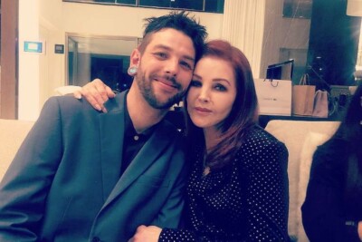 Viúva de Elvis Presley chega a Curitiba e reencontra filho que tem com brasileiro Priscilla Presley é mãe de Navarone filho de produtor