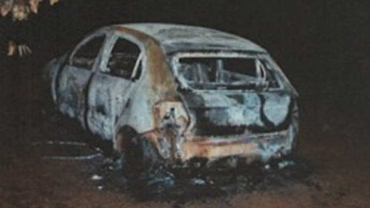 Carro de Lucas queimado pelos envolvidos (Foto: Divulgação - PC)