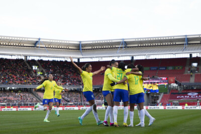 Jogadoras da Seleção Brasileira comemorando gol marcado