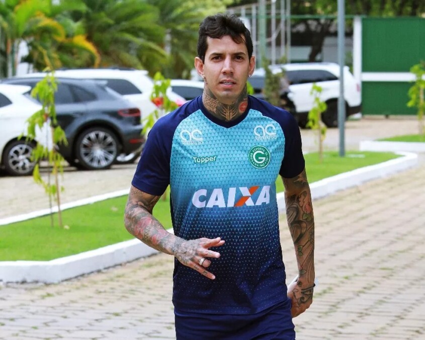 Victor Ramos com a camisa do Goiás em 2018